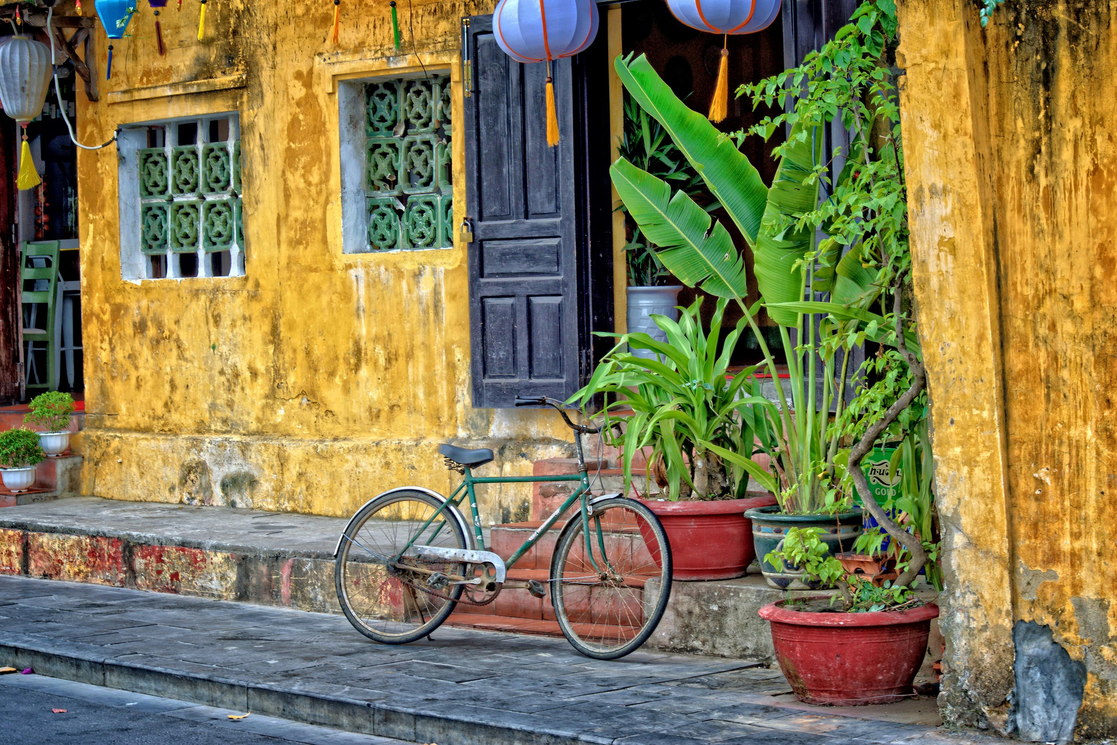 Ngôi nhà cấp 4 nhỏ với xe đạp dựng trước cửa
