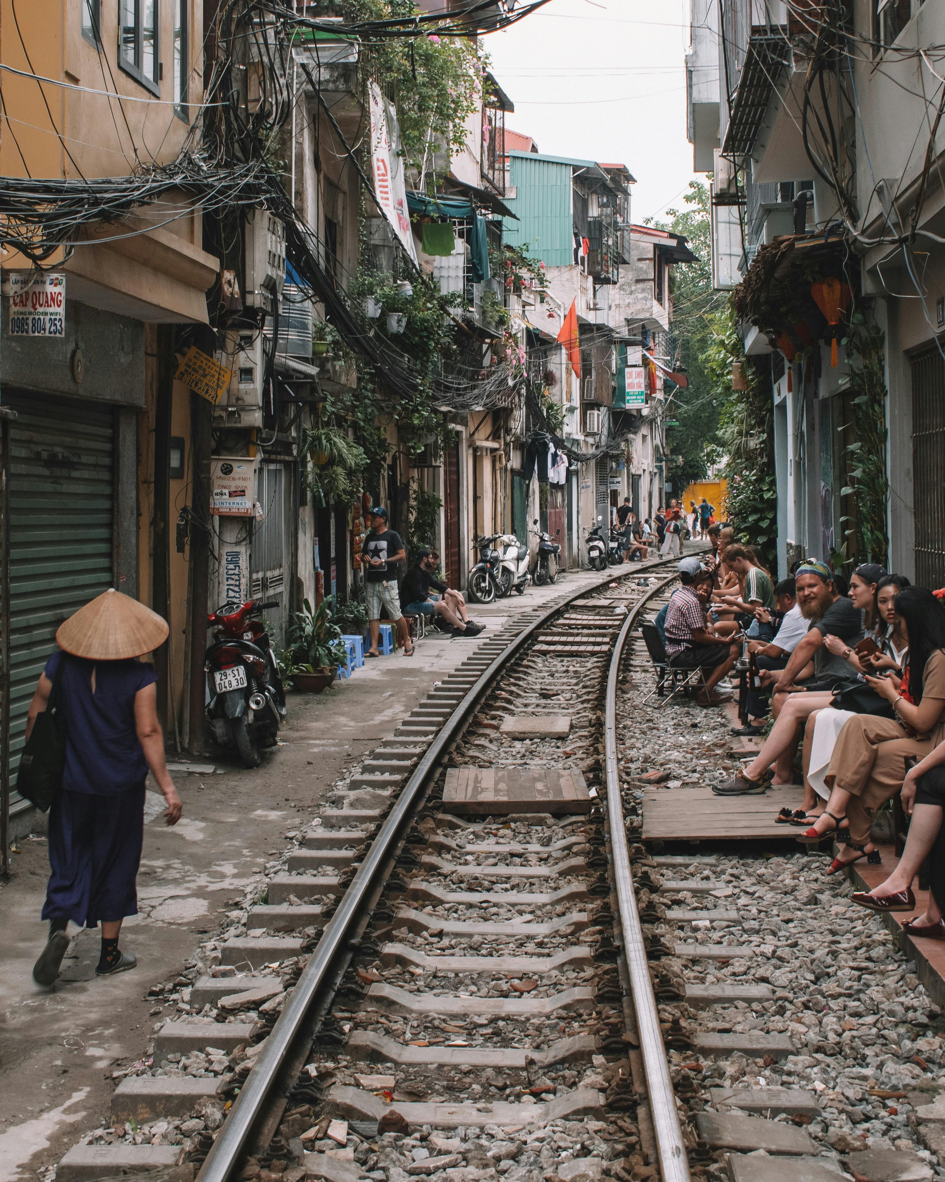Con hẻm nhỏ ở Việt Nam với nhà sát nhau và đường ray