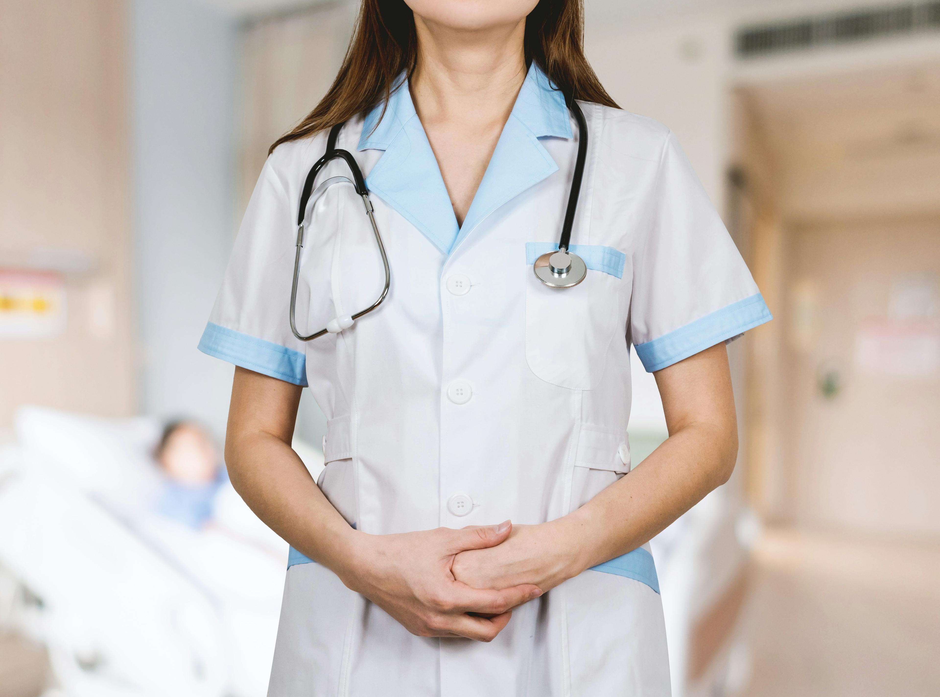 Nhân viên y tế mặc áo trắng đeo ống nghe