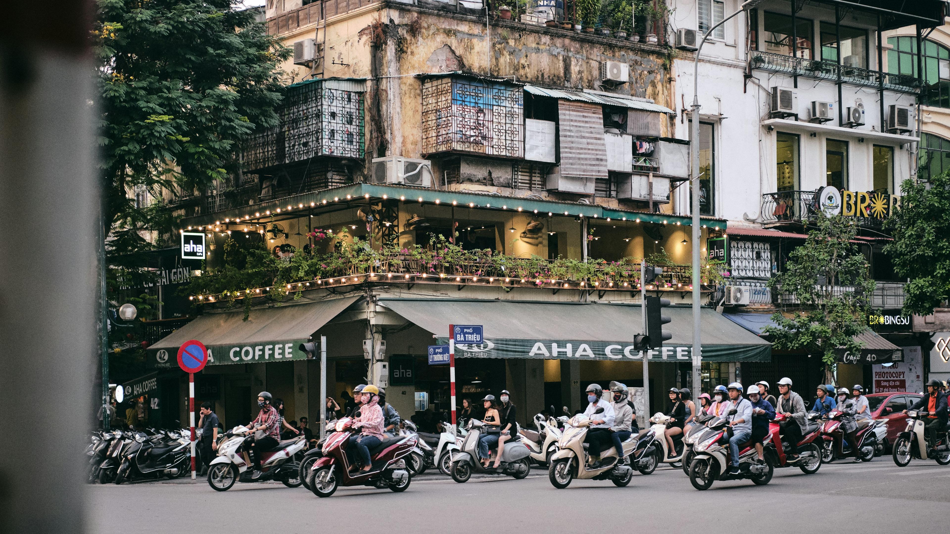 Người điều khiển xe máy trên đường phố ban ngày