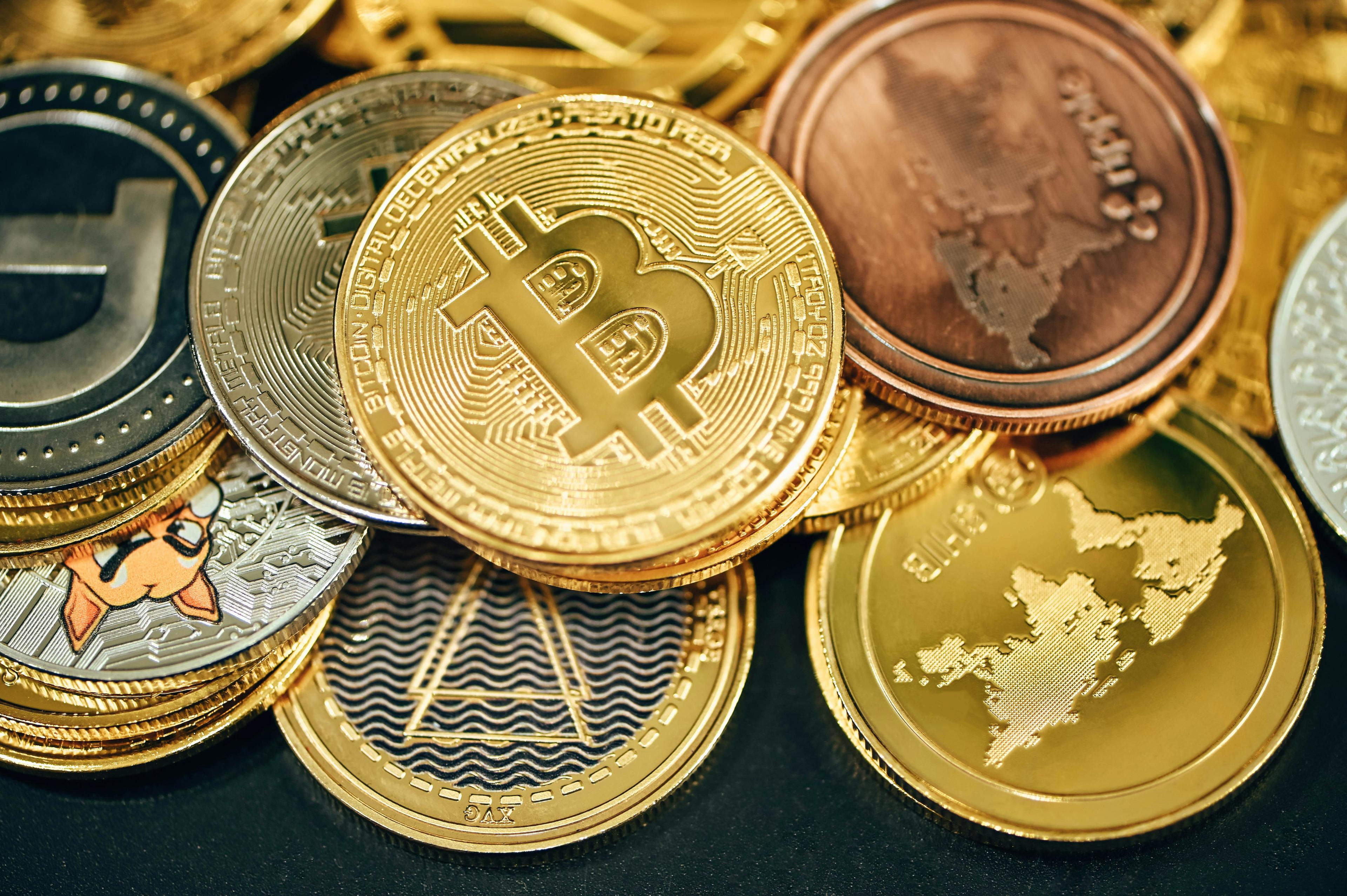 Đồng tiền bitcoin vàng và bạc xếp chồng lên nhau